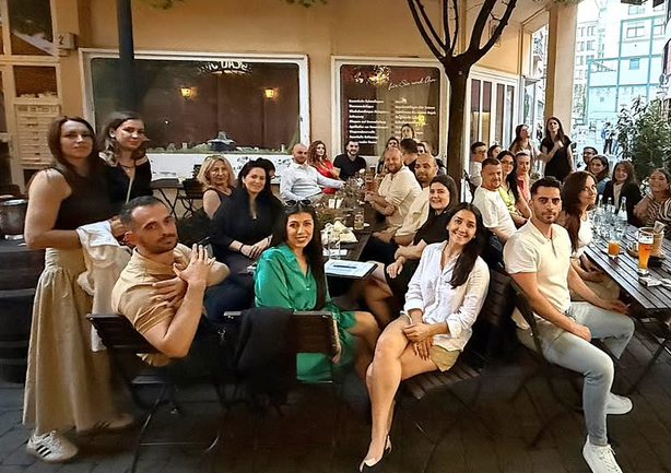 Anëtarë të komunitetit gjatë një Happy Hour